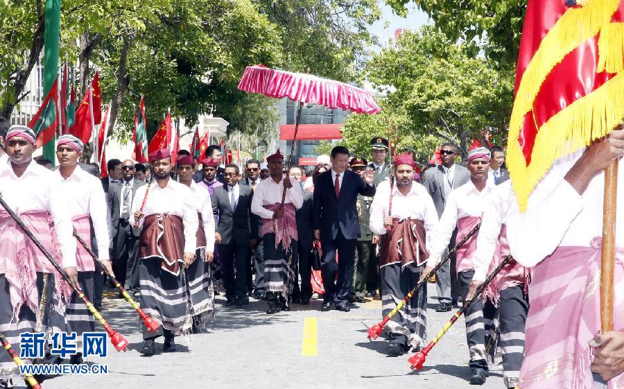 9月15日，國家主席習(xí)近平同馬爾代夫總統(tǒng)亞明在馬累舉行會談。會談前，亞明在共和國廣場為習(xí)近平舉行歡迎儀式。 新華社記者 鞠鵬 攝