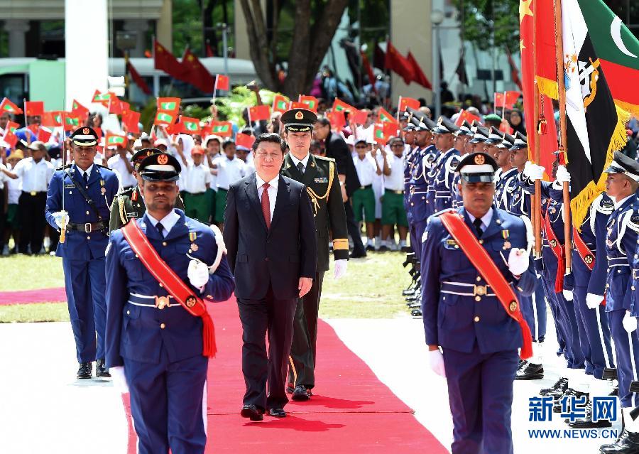 9月15日，國家主席習(xí)近平同馬爾代夫總統(tǒng)亞明在馬累舉行會談。會談前，亞明在共和國廣場為習(xí)近平舉行歡迎儀式。 新華社記者 馬占成 攝 