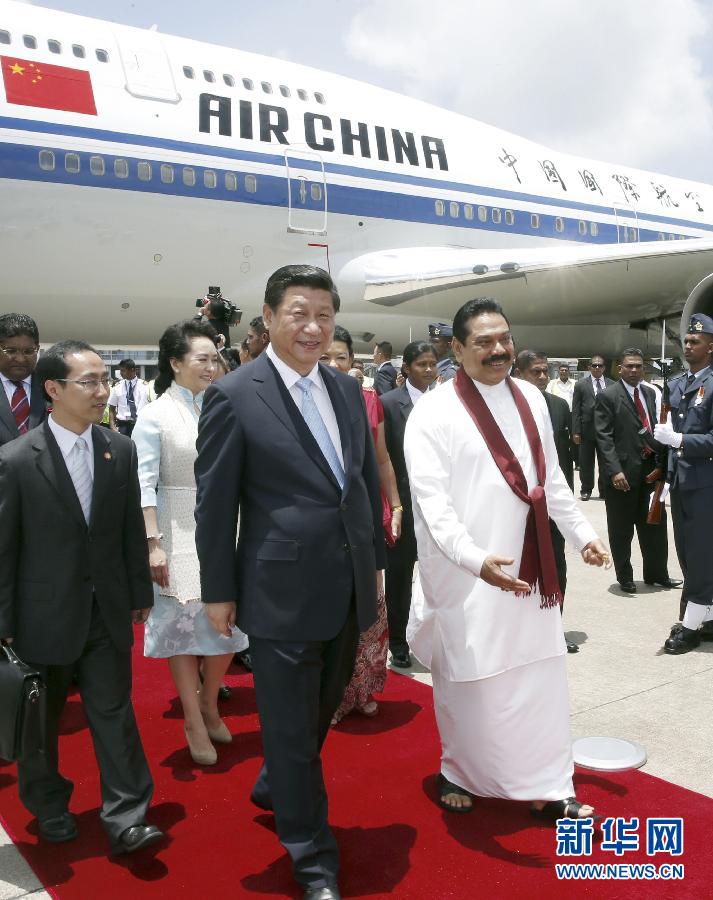 9月16日，國(guó)家主席習(xí)近平抵達(dá)科倫坡，開(kāi)始對(duì)斯里蘭卡進(jìn)行國(guó)事訪(fǎng)問(wèn)。在班達(dá)拉奈克國(guó)際機(jī)場(chǎng)，習(xí)近平和夫人彭麗媛受到拉賈帕克薩總統(tǒng)夫婦熱情迎接。新華社記者鞠鵬攝 