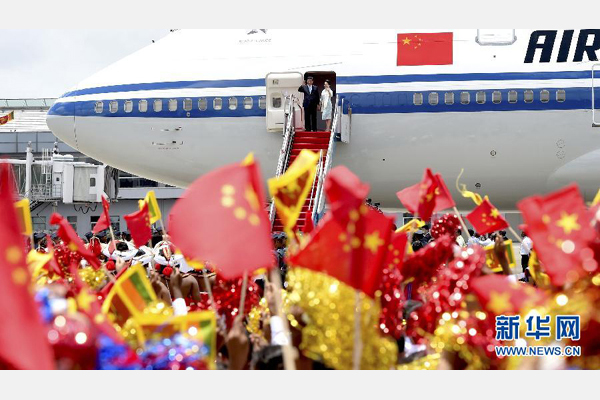 9月16日，國(guó)家主席習(xí)近平抵達(dá)科倫坡，開(kāi)始對(duì)斯里蘭卡進(jìn)行國(guó)事訪(fǎng)問(wèn)。這是習(xí)近平和夫人彭麗媛向歡迎群眾揮手致意。 新華社記者馬占成攝 