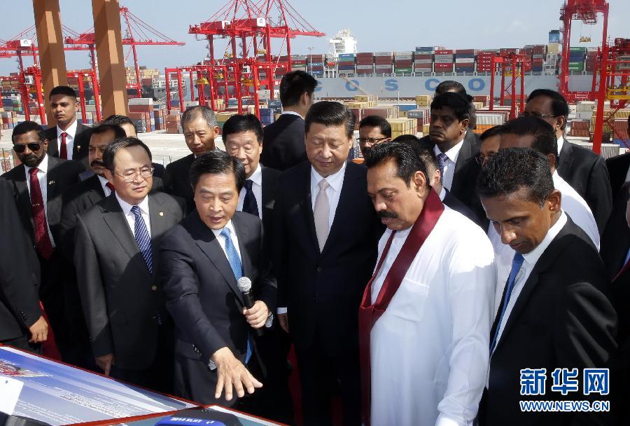 9月17日，國家主席習(xí)近平在斯里蘭卡總統(tǒng)拉賈帕克薩陪同下，考察中斯重要合作項目&mdash;&mdash;科倫坡港南集裝箱碼頭。 新華社記者 鞠鵬 攝