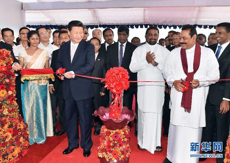 9月17日，國家主席習(xí)近平在斯里蘭卡總統(tǒng)拉賈帕克薩陪同下考察中斯港口合作項目。這是習(xí)近平和拉賈帕克薩為港口城開工剪彩。 新華社記者李濤 攝