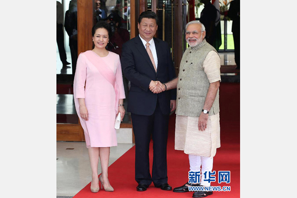 9月17日，國家主席習(xí)近平在古吉拉特邦艾哈邁達(dá)巴德會(huì)見印度總理莫迪。這是會(huì)見前，莫迪在習(xí)近平下榻的賓館前迎接習(xí)近平和夫人彭麗媛。 新華社記者 龐興雷 攝