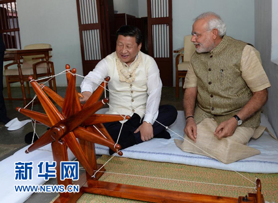 9月17日，國家主席習(xí)近平在印度古吉拉特邦進(jìn)行訪問。印度總理莫迪全程陪同。這是習(xí)近平在參觀甘地故居時(shí)，親自搖動(dòng)甘地曾經(jīng)使用過的紡車。新華社記者 馬占成 攝