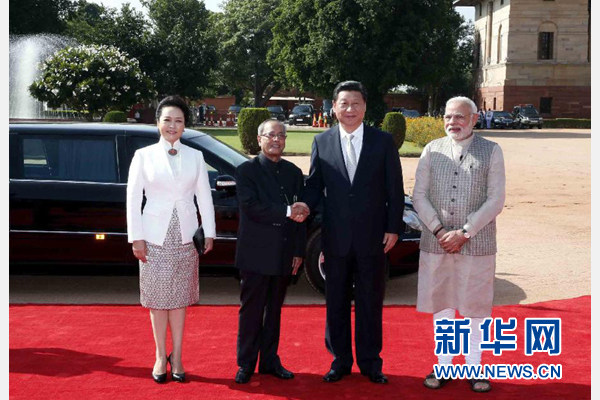 9月18日，國(guó)家主席習(xí)近平出席印度總統(tǒng)慕克吉在總統(tǒng)府舉行的隆重歡迎儀式。這是儀式前，習(xí)近平與慕克吉親切握手。 新華社記者 鞠鵬 攝