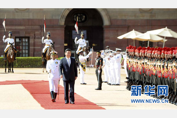 9月18日，國(guó)家主席習(xí)近平出席印度總統(tǒng)慕克吉在總統(tǒng)府舉行的隆重歡迎儀式。 新華社記者 張鐸 攝