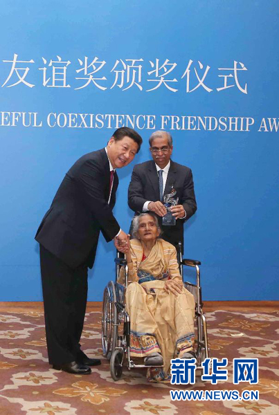 9月19日，國家主席習(xí)近平在新德里會見印度友好人士、友好團體代表，并頒發(fā)和平共處五項原則友誼獎，表彰他們長期致力于中印友好事業(yè)。新華社記者龐興雷攝 