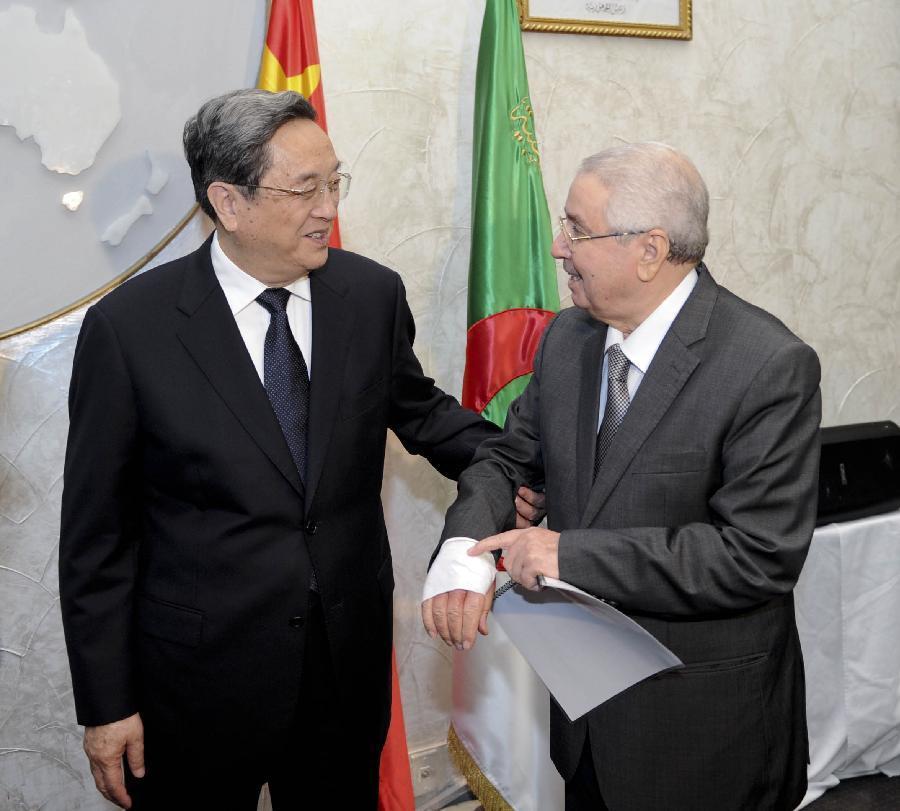 11月1日，正在阿爾及利亞進(jìn)行正式友好訪問的全國政協(xié)主席俞正聲在阿爾及爾與阿民族院議長本&middot;薩拉赫舉行會談。這是俞正聲親切詢問本&middot;薩拉赫的手傷情況。新華社記者 張鐸 攝 