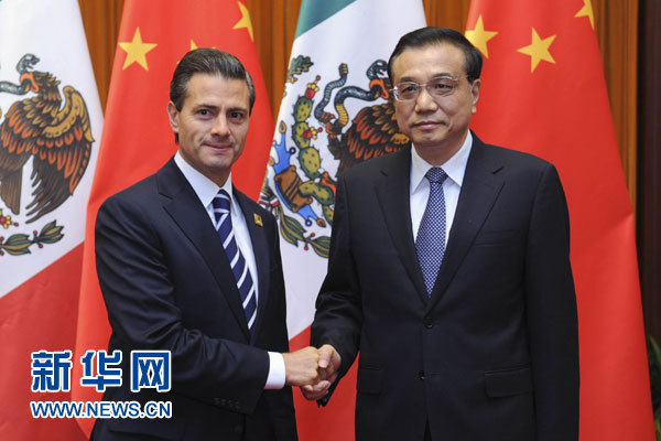 11月11日，國務(wù)院總理李克強在北京人民大會堂會見來華進行國事訪問并出席亞太經(jīng)合組織第二十二次領(lǐng)導(dǎo)人非正式會議的墨西哥總統(tǒng)培尼亞。新華社記者張鐸攝