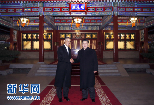 11月11日晚，國家主席習(xí)近平在中南海同美國總統(tǒng)奧巴馬舉行會(huì)晤。這是兩國元首在瀛臺(tái)涵元殿前握手。 新華社記者鞠鵬攝