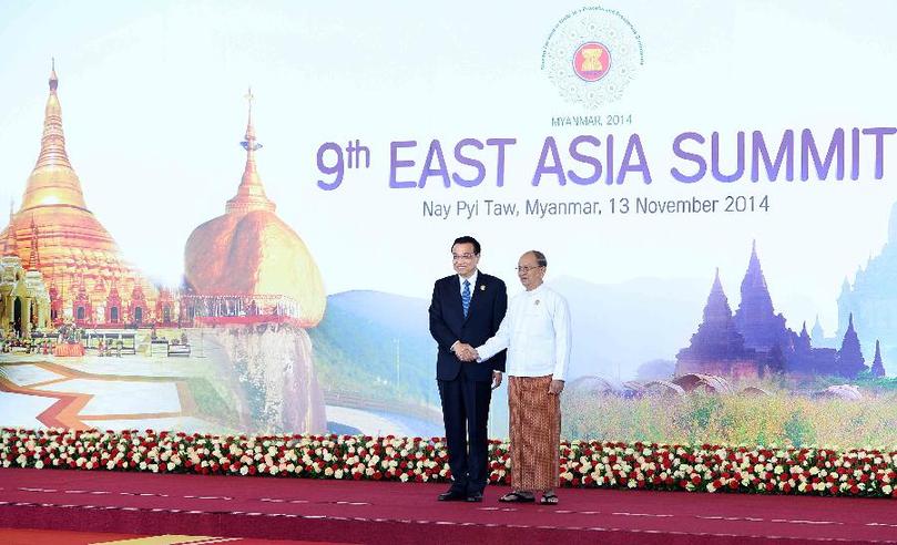 11月13日，中國國務(wù)院總理李克強(qiáng)在內(nèi)比都出席第九屆東亞峰會(huì)并發(fā)言。這是峰會(huì)開始前，東盟輪值主席國緬甸聯(lián)邦共和國總統(tǒng)吳登盛迎接李克強(qiáng)總理。新華社記者 李濤 攝 