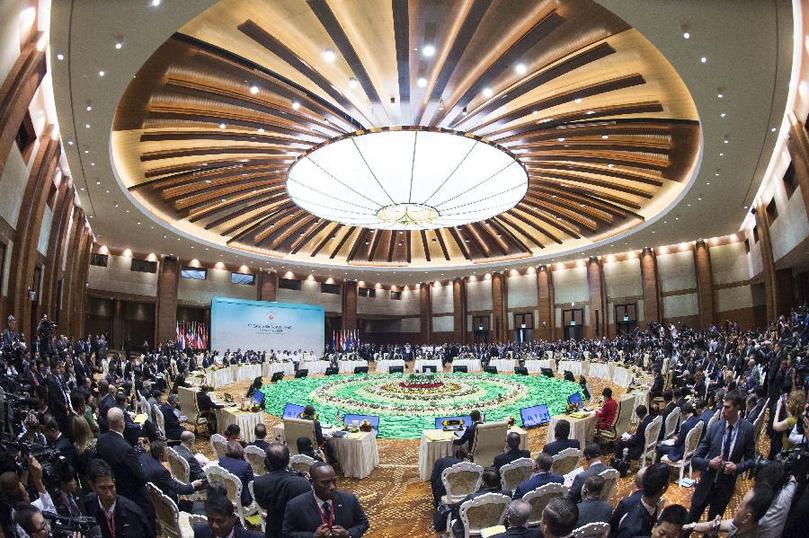  11月13日，中國國務(wù)院總理李克強(qiáng)在緬甸內(nèi)比都出席第九屆東亞峰會(huì)。 新華社記者 王曄 攝