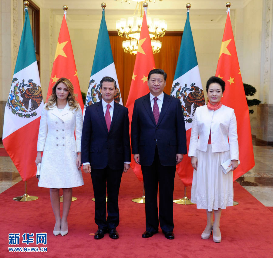 11月13日，國(guó)家主席習(xí)近平在北京人民大會(huì)堂北大廳舉行儀式，歡迎墨西哥總統(tǒng)培尼亞對(duì)中國(guó)進(jìn)行國(guó)事訪問(wèn)。這是習(xí)近平和夫人彭麗媛同培尼亞夫婦合影。 新華社記者 張鐸 攝