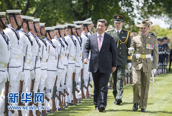 11月17日，中國國家主席習(xí)近平在堪培拉會見澳大利亞總督科斯格羅夫。會見前，科斯格羅夫在總督府草坪為習(xí)近平舉行隆重歡迎儀式。新華社記者謝環(huán)馳 攝 