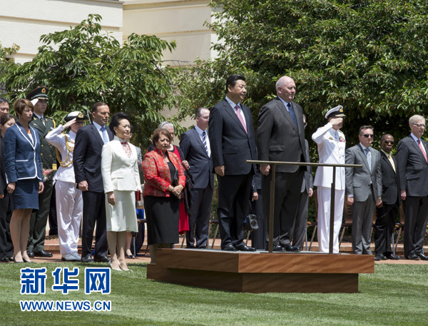 11月17日，中國國家主席習(xí)近平在堪培拉會見澳大利亞總督科斯格羅夫。會見前，科斯格羅夫在總督府草坪為習(xí)近平舉行隆重歡迎儀式。習(xí)近平和夫人彭麗媛抵達(dá)時，受到科斯格羅夫總督夫婦熱情迎接。新華社記者李學(xué)仁 攝 