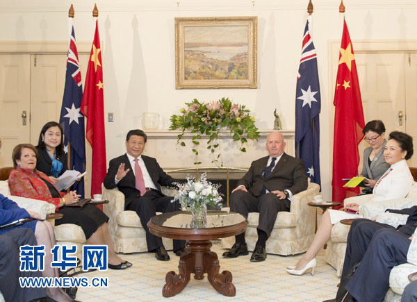 11月17日，中國國家主席習(xí)近平在堪培拉會見澳大利亞總督科斯格羅夫。會見前，科斯格羅夫在總督府草坪為習(xí)近平舉行隆重歡迎儀式。習(xí)近平和夫人彭麗媛抵達(dá)時，受到科斯格羅夫總督夫婦熱情迎接。新華社記者黃敬文 攝 