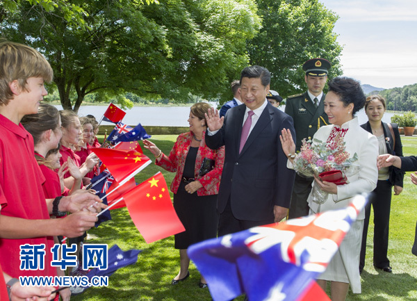 11月17日，中國國家主席習(xí)近平在堪培拉會見澳大利亞總督科斯格羅夫。會見前，科斯格羅夫在總督府草坪為習(xí)近平舉行隆重歡迎儀式。習(xí)近平和夫人彭麗媛抵達(dá)時，受到科斯格羅夫總督夫婦熱情迎接。新華社記者謝環(huán)馳 攝 