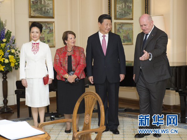 11月17日，中國國家主席習(xí)近平在堪培拉會見澳大利亞總督科斯格羅夫。會見前，科斯格羅夫在總督府草坪為習(xí)近平舉行隆重歡迎儀式。習(xí)近平和夫人彭麗媛抵達(dá)時，受到科斯格羅夫總督夫婦熱情迎接。新華社記者黃敬文 攝 