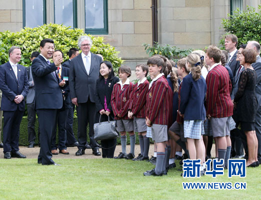 11月18日，國(guó)家主席習(xí)近平在澳大利亞塔斯馬尼亞州與朗塞斯頓市斯科奇－歐克伯恩小學(xué)的小學(xué)生共同植樹。新華社記者 姚大偉 攝