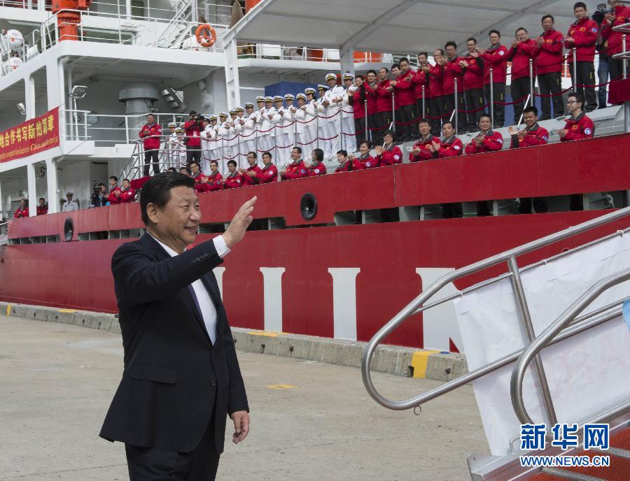 11月18日，正在澳大利亞塔斯馬尼亞州首府霍巴特訪問的中國國家主席習(xí)近平在澳大利亞總理阿博特陪同下參觀南極科考項(xiàng)目并慰問兩國科考人員。這是習(xí)近平在霍巴特港看望正在這里補(bǔ)給的&ldquo;雪龍&rdquo;號(hào)全體科考人員。新華社記者李學(xué)仁攝 