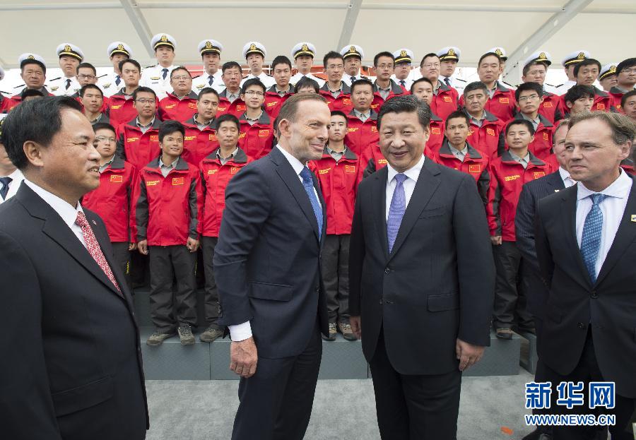 11月18日，正在澳大利亞塔斯馬尼亞州首府霍巴特訪問的中國國家主席習(xí)近平在澳大利亞總理阿博特陪同下參觀南極科考項(xiàng)目并慰問兩國科考人員。新華社記者李學(xué)仁攝 