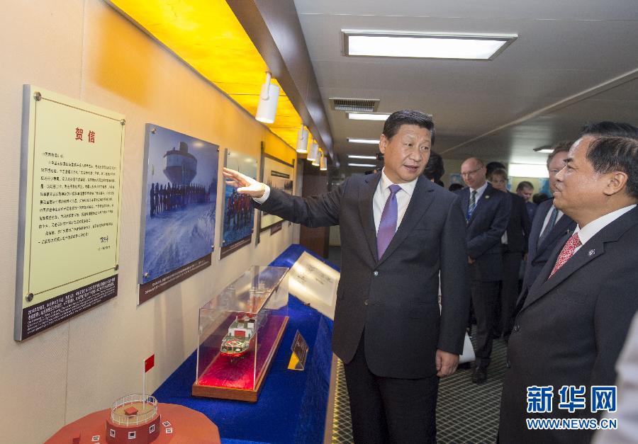 這是習(xí)近平參觀中國極地考察30周年圖片展。新華社記者李學(xué)仁攝 