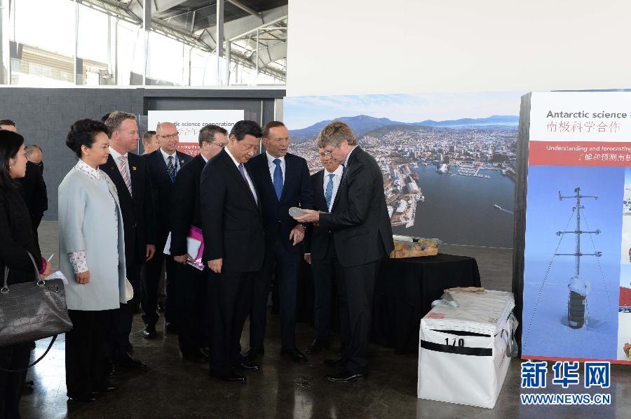 這是習(xí)近平和阿博特觀看采集的冰樣。新華社記者 馬占成 攝 