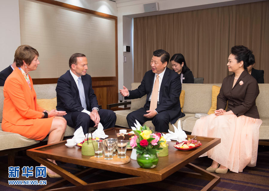 11月19日，國(guó)家主席習(xí)近平結(jié)束對(duì)澳大利亞的國(guó)事訪問(wèn)。離開(kāi)悉尼前，澳大利亞總理阿博特夫婦專門(mén)到習(xí)近平下榻飯店同習(xí)近平和夫人彭麗媛親切話別。新華社記者 黃敬文 攝