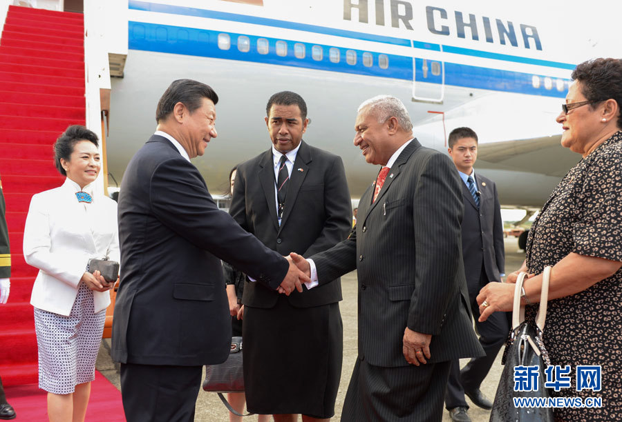 11月21日，國家主席習近平抵達楠迪，開始對斐濟進行國事訪問并將同太平洋建交島國領導人舉行會晤。斐濟總理姆拜尼馬拉馬夫婦在舷梯旁迎接習近平和夫人彭麗媛。新華社記者李學仁攝 