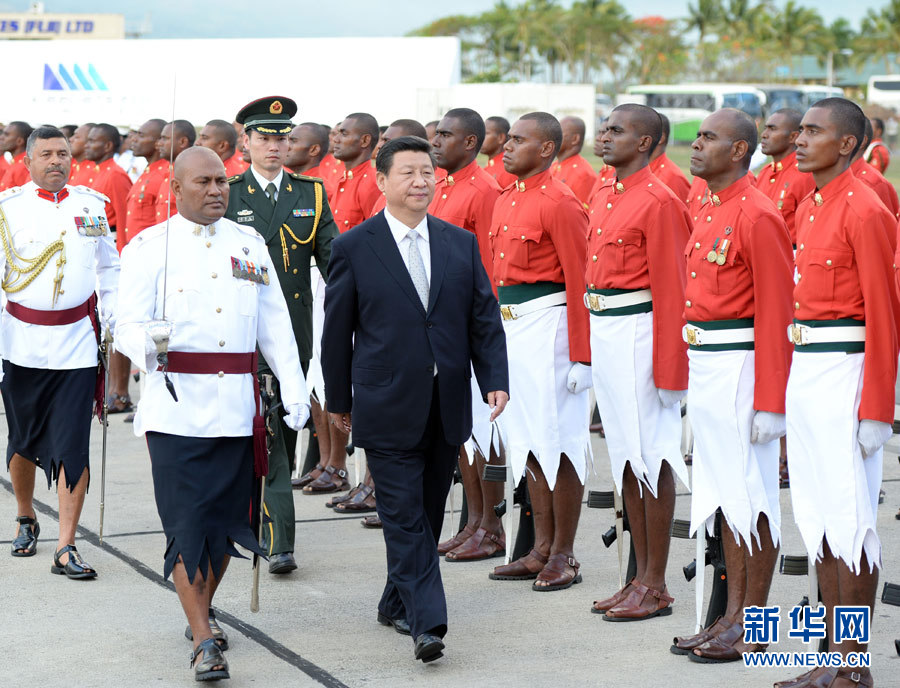 11月21日，國家主席習近平抵達楠迪，開始對斐濟進行國事訪問并將同太平洋建交島國領導人舉行會晤。這是習近平主席在機場出席斐濟總理姆拜尼馬拉馬舉行的隆重歡迎儀式。 新華社記者馬占成攝 