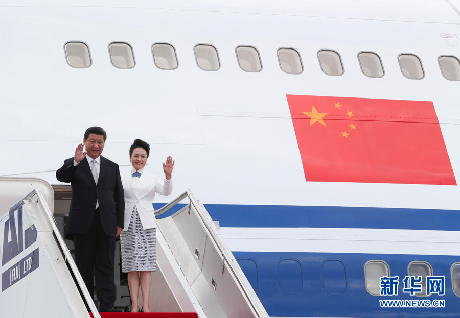 11月21日，國家主席習近平抵達楠迪，開始對斐濟進行國事訪問并將同太平洋建交島國領導人舉行會晤。 這是習近平和夫人彭麗媛步出機艙。新華社記者丁林攝 