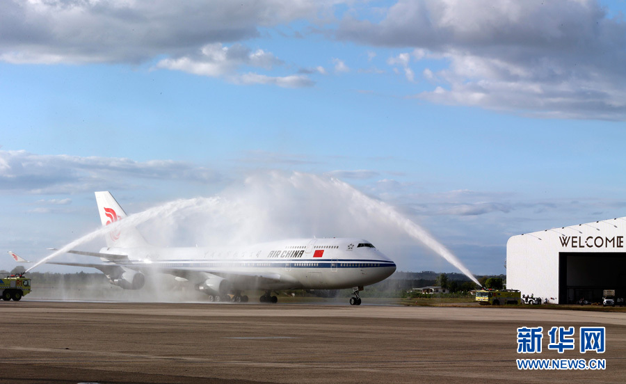  11月21日，國家主席習近平抵達楠迪，開始對斐濟進行國事訪問并將同太平洋建交島國領導人舉行會晤。圖為習近平乘坐的專機在楠迪國際機場跑道上滑行穿過&ldquo;水門&rdquo;，這是當?shù)亟o予最尊貴客人的禮遇，表達為客人&ldquo;洗塵&rdquo;。 新華社記者丁林攝 