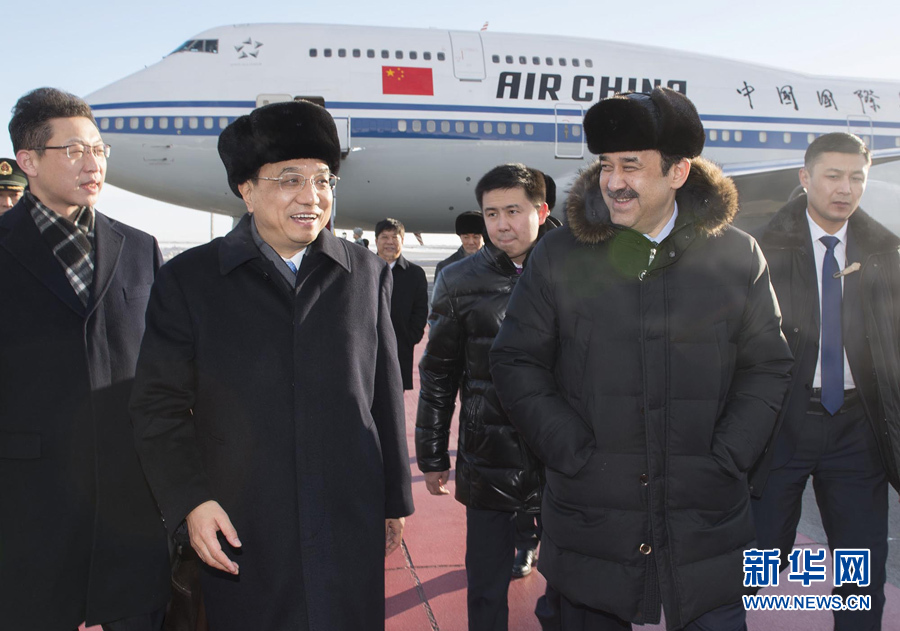  12月14日，應(yīng)哈薩克斯坦共和國總理馬西莫夫邀請(qǐng)，國務(wù)院總理李克強(qiáng)乘專機(jī)抵達(dá)阿斯塔納國際機(jī)場，開始對(duì)哈薩克斯坦進(jìn)行正式訪問，舉行中哈總理第二次定期會(huì)晤，并出席上海合作組織成員國政府首腦理事會(huì)第十三次會(huì)議。這是馬西莫夫到機(jī)場迎接李克強(qiáng)。新華社記者 黃敬文 攝 
