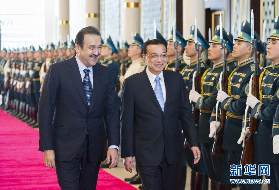 12月14日，應(yīng)哈薩克斯坦共和國總理馬西莫夫邀請(qǐng)，國務(wù)院總理李克強(qiáng)乘專機(jī)抵達(dá)阿斯塔納國際機(jī)場，開始對(duì)哈薩克斯坦進(jìn)行正式訪問，舉行中哈總理第二次定期會(huì)晤，并出席上海合作組織成員國政府首腦理事會(huì)第十三次會(huì)議。馬西莫夫到機(jī)場迎接李克強(qiáng)，并舉行隆重的歡迎儀式。新華社記者 黃敬文 攝