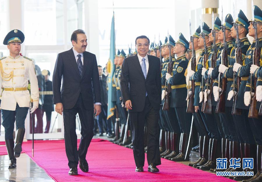 12月14日，應(yīng)哈薩克斯坦共和國總理馬西莫夫邀請(qǐng)，國務(wù)院總理李克強(qiáng)乘專機(jī)抵達(dá)阿斯塔納國際機(jī)場，開始對(duì)哈薩克斯坦進(jìn)行正式訪問，舉行中哈總理第二次定期會(huì)晤，并出席上海合作組織成員國政府首腦理事會(huì)第十三次會(huì)議。馬西莫夫到機(jī)場迎接李克強(qiáng)，并舉行隆重的歡迎儀式。新華社記者 黃敬文 攝