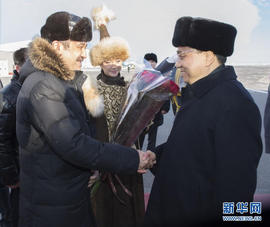 12月14日，應(yīng)哈薩克斯坦共和國總理馬西莫夫邀請(qǐng)，國務(wù)院總理李克強(qiáng)乘專機(jī)抵達(dá)阿斯塔納國際機(jī)場，開始對(duì)哈薩克斯坦進(jìn)行正式訪問，舉行中哈總理第二次定期會(huì)晤，并出席上海合作組織成員國政府首腦理事會(huì)第十三次會(huì)議。這是馬西莫夫到機(jī)場迎接李克強(qiáng)。新華社記者 黃敬文 攝