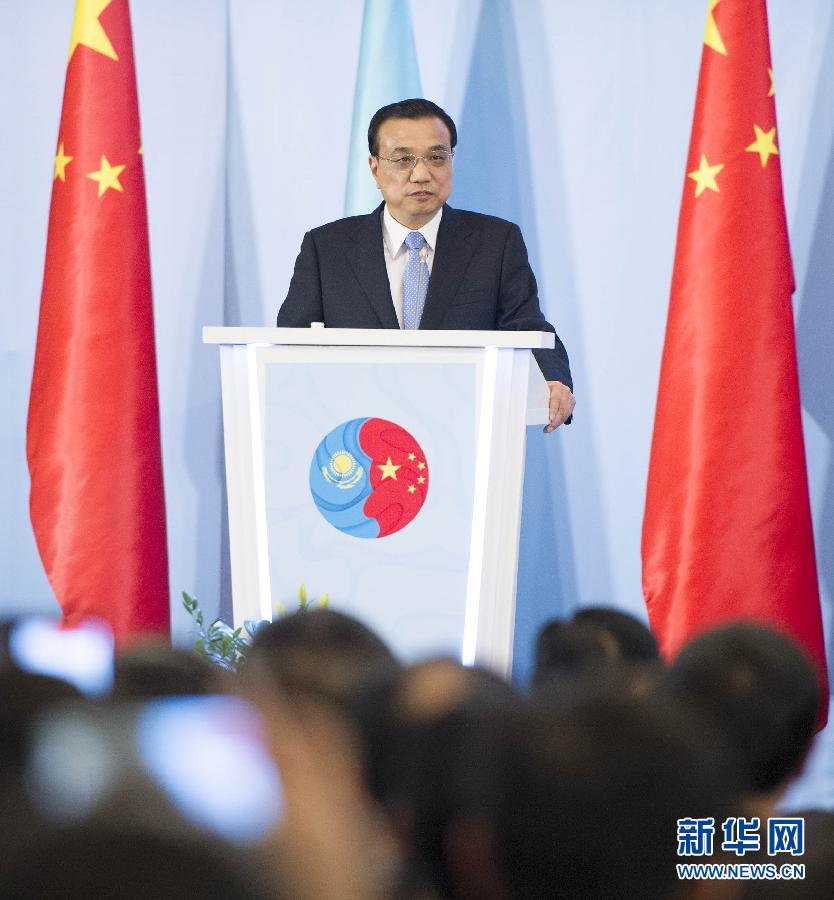  12月14日，國務(wù)院總理李克強(qiáng)在阿斯塔納同哈薩克斯坦總理馬西莫夫共同出席中哈企業(yè)家委員會(huì)第二次會(huì)議。這是李克強(qiáng)總理在會(huì)議上致辭。新華社記者 黃敬文 攝 