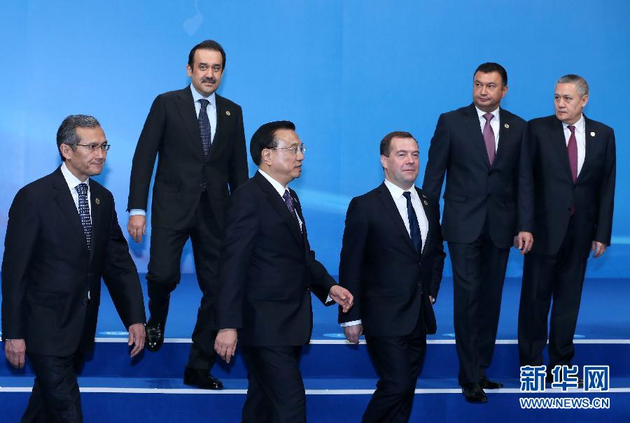 12月15日，中國國務(wù)院總理李克強在阿斯塔納出席上海合作組織成員國政府首腦理事會第十三次會議。這是與會領(lǐng)導(dǎo)人集體合影后走向會場。新華社記者 龐興雷 攝 