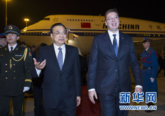 12月15日，國務(wù)院總理李克強抵達貝爾格萊德，出席中國－中東歐國家領(lǐng)導(dǎo)人會晤并正式訪問塞爾維亞，塞爾維亞總理武契奇到機場迎接。新華社記者 黃敬文 攝