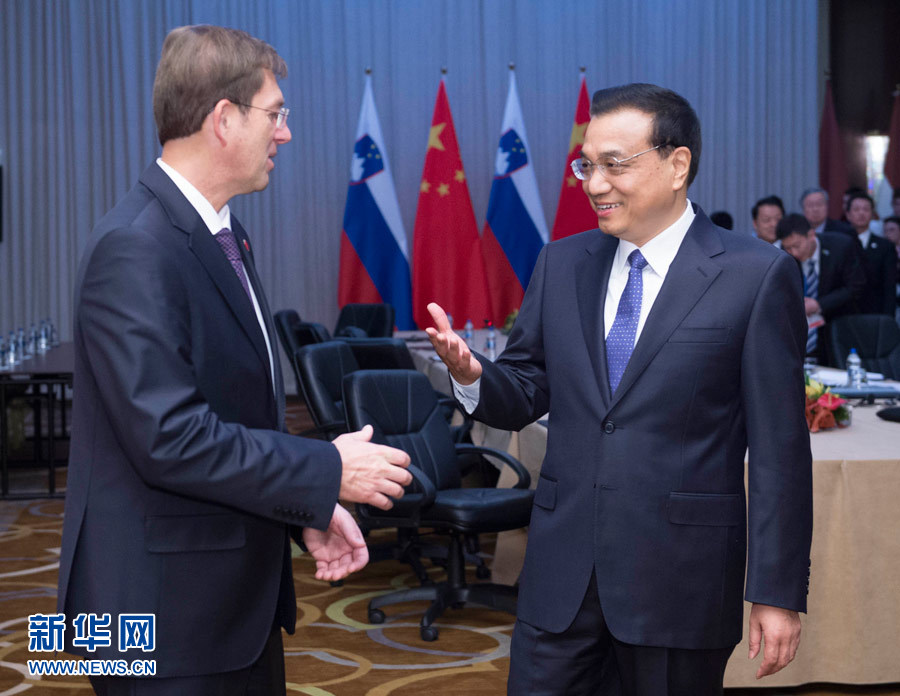 12月16日，中國國務(wù)院總理李克強(qiáng)在貝爾格萊德會見斯洛文尼亞總理采拉爾。 新華社記者黃敬文攝