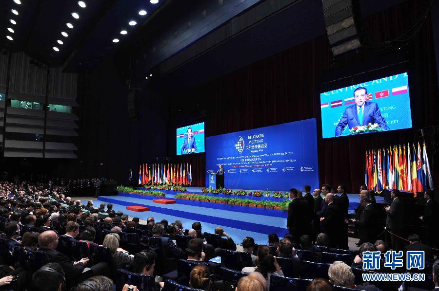 12月16日，國(guó)務(wù)院總理李克強(qiáng)在貝爾格萊德與中東歐國(guó)家領(lǐng)導(dǎo)人共同出席中國(guó)－中東歐國(guó)家第四屆經(jīng)貿(mào)論壇開(kāi)幕式并致辭。 新華社記者 饒愛(ài)民攝 