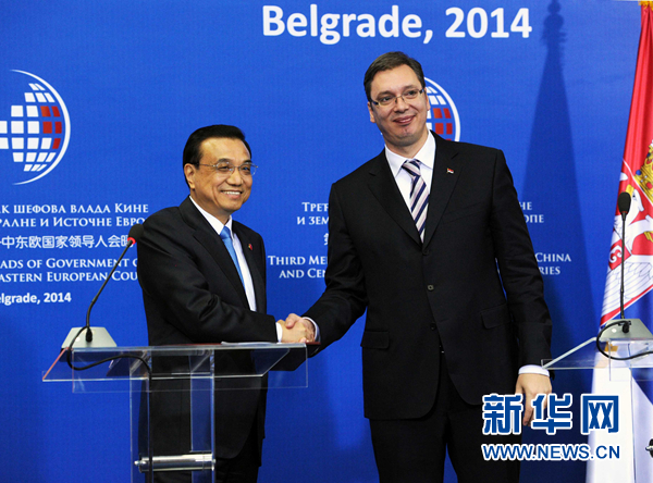 12月16日，國務(wù)院總理李克強(qiáng)在貝爾格萊德出席第三次中國-中東歐國家領(lǐng)導(dǎo)人會(huì)晤后，與塞爾維亞總理武契奇共同會(huì)見記者。 新華社記者饒愛民 攝