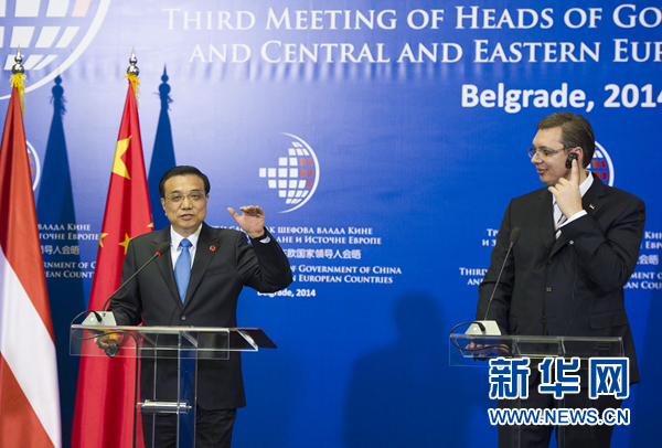 12月16日，國務(wù)院總理李克強(qiáng)在貝爾格萊德出席第三次中國-中東歐國家領(lǐng)導(dǎo)人會(huì)晤后，與塞爾維亞總理武契奇共同會(huì)見記者。 新華社記者黃敬文 攝