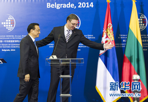 12月16日，國務(wù)院總理李克強(qiáng)在貝爾格萊德出席第三次中國-中東歐國家領(lǐng)導(dǎo)人會(huì)晤后，與塞爾維亞總理武契奇共同會(huì)見記者。 新華社記者黃敬文 攝