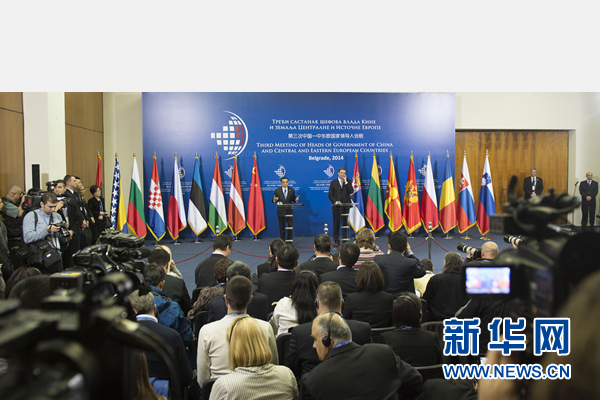 12月16日，國務(wù)院總理李克強(qiáng)在貝爾格萊德出席第三次中國-中東歐國家領(lǐng)導(dǎo)人會(huì)晤后，與塞爾維亞總理武契奇共同會(huì)見記者。 新華社記者黃敬文 攝