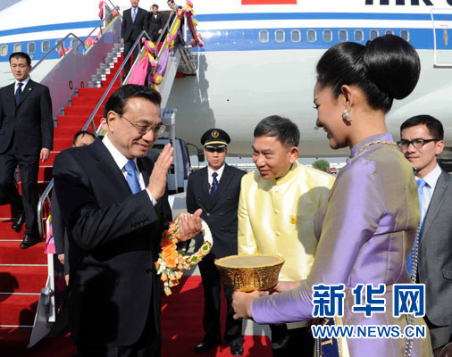 12月19日，中國國務(wù)院總理李克強抵達曼谷，出席大湄公河次區(qū)域經(jīng)濟合作領(lǐng)導(dǎo)人第五次會議。新華社記者饒愛民攝