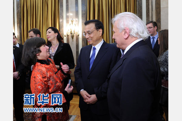 12月18日，中國國務院總理李克強在貝爾格萊德市政廳接受&ldquo;貝爾格萊德榮譽市民&rdquo;證書，塞爾維亞總理武契奇陪同出席。隨后，李克強同塞各界知名人士親切會見并互動交流。這是李克強同漢學家波普&mdash;采尼奇夫婦親切交談。新華社記者 饒愛民 攝