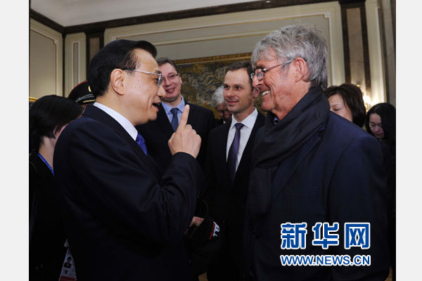 12月18日，中國國務院總理李克強在貝爾格萊德市政廳接受&ldquo;貝爾格萊德榮譽市民&rdquo;證書，塞爾維亞總理武契奇陪同出席。隨后，李克強同塞各界知名人士親切會見并互動交流。這是李克強同著名足球教練米盧蒂諾維奇親切交談。新華社記者 饒愛民 攝