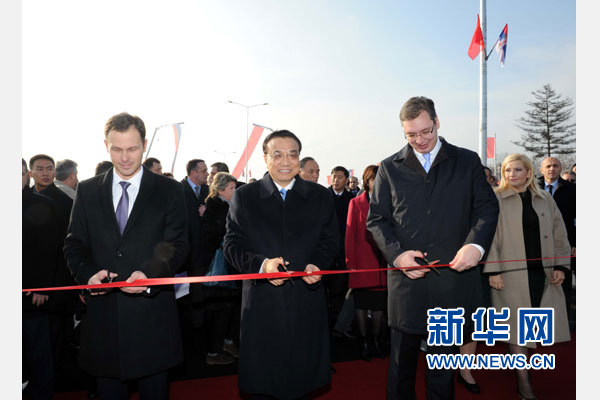 12月18日，中國國務(wù)院總理李克強(qiáng)在貝爾格萊德同塞爾維亞總理武契奇共同出席貝爾格萊德跨多瑙河大橋竣工儀式。這是李克強(qiáng)與武契奇為新建成的大橋剪彩。新華社記者 饒愛民 攝