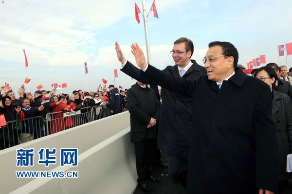 12月18日，中國國務(wù)院總理李克強(qiáng)在貝爾格萊德同塞爾維亞總理武契奇共同出席貝爾格萊德跨多瑙河大橋竣工儀式。這是李克強(qiáng)與武契奇在儀式現(xiàn)場向塞爾維亞群眾揮手致意。新華社記者 饒愛民 攝